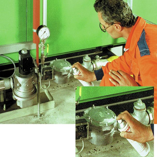 Un collaborateur pulvérise un produit moussant sur un raccord de gaz.