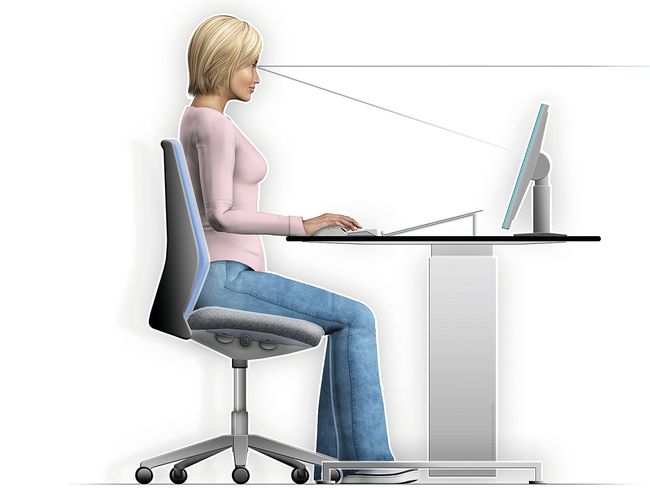 Una donna siede davanti a uno schermo. Una freccia mostra che il suo sguardo è perpendicolare allo schermo. Questo corrisponde alla postura naturale della testa.