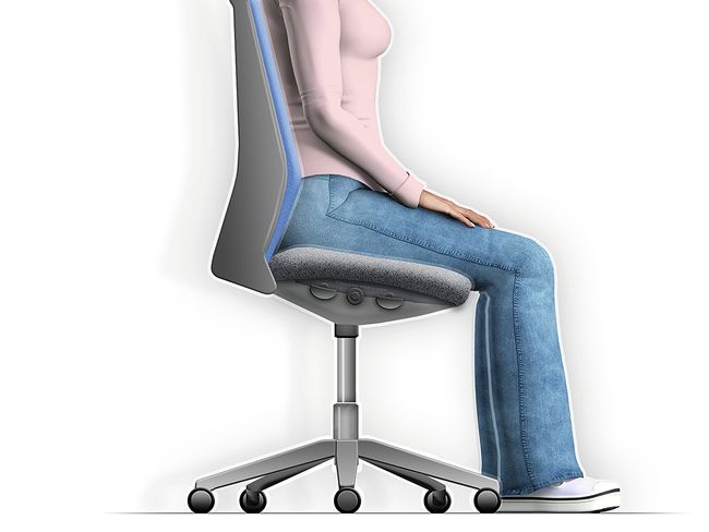Eine Frau sitzt aufrecht auf einem Bürostuhl. Ihr Rücken berührt die Lehne, die Ober- und Unterschenkel befinden sich in einem rechten Winkel zueinander. Die Füsse ruhen auf dem Boden.