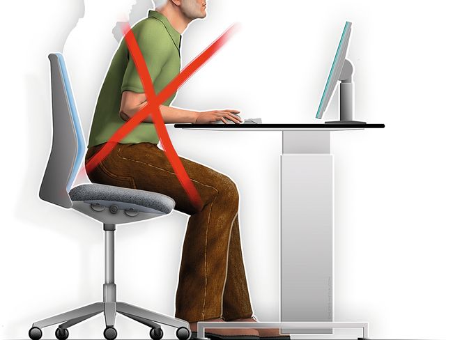 Un homme est assis à son poste de travail sur écran. Comme il porte des lunettes inappropriées, il se penche en avant et renverse légèrement la tête en arrière. Une croix rouge indique que cette position entraîne des douleurs cervicales.