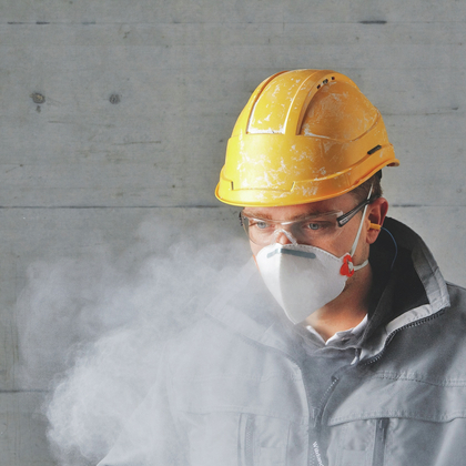 Uso giusto di protezioni per vie respiratorie al lavoro