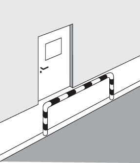 Une chicane sous forme de barrière de protection métallique est placée assez près d’une porte afin que les piétons qui la franchissent ne s’engagent pas imprudemment sur la voie de circulation adjacente.