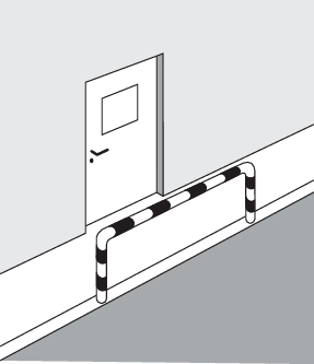 Una chicane sotto forma di barriera in metallo è posta nelle immediate vicinanze di una porta in modo che i pedoni che passano dalla porta non invadano incautamente la via di circolazione adiacente.